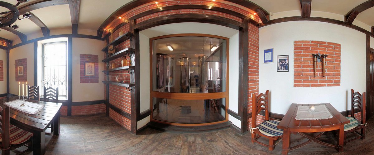 Перший поверх, зал з вікном на пивоварню