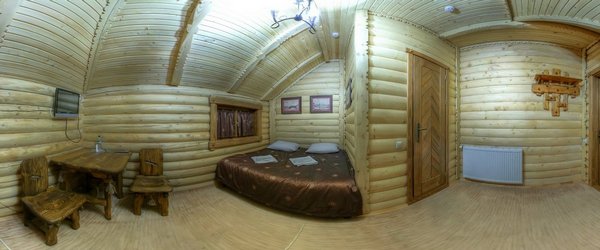 №001 у дерев'яному будиночку над банею