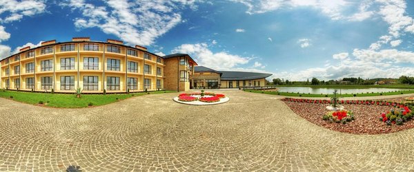 Двір готелю, вхід