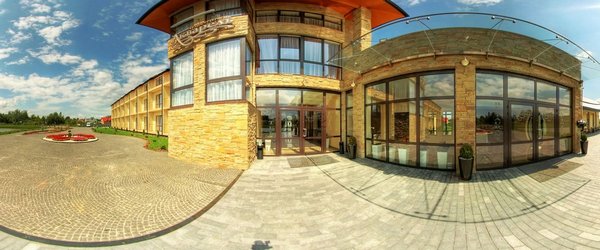 Двір готелю