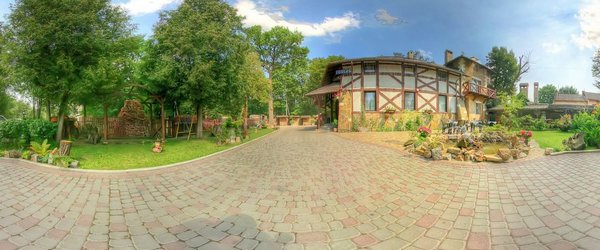 Фасад, двір