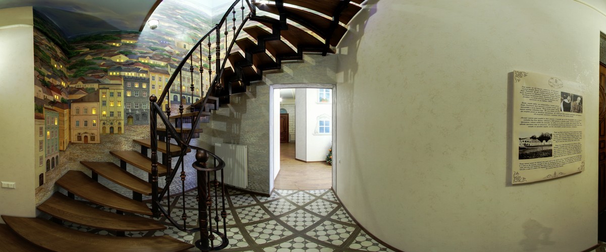 Головний вхід та сходи на 2-ий поверх