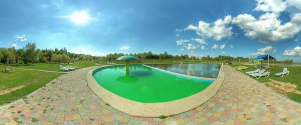 Територія відкритого 50-ти метрового басейну з лежаками