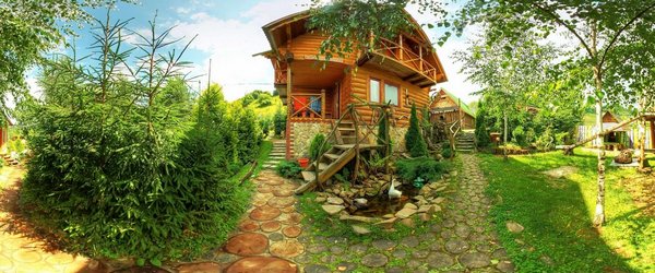 Двір конюшні влітку