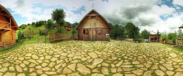 Гуцульський котедж, сходи до конюшні