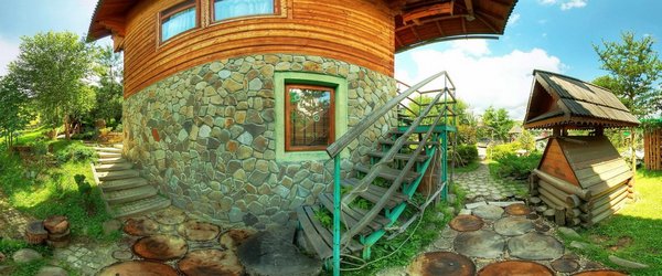 Двір, криниця