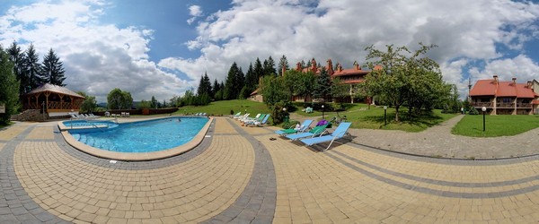 територія готелю (з басейном)