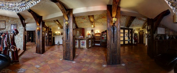 Біля сходів на 2-ий поверх