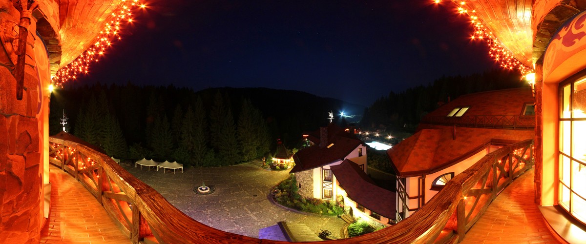 Вид з балкону на нічне подвір’я (2012)
