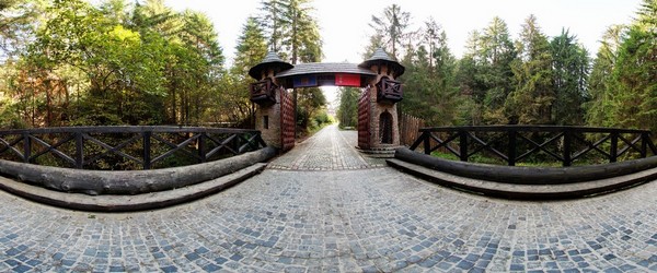 Ворота готелю. Осінь 2013