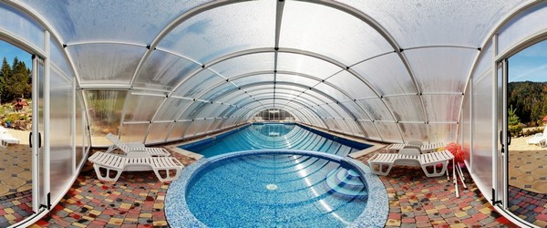 Всередині павільйону басейну