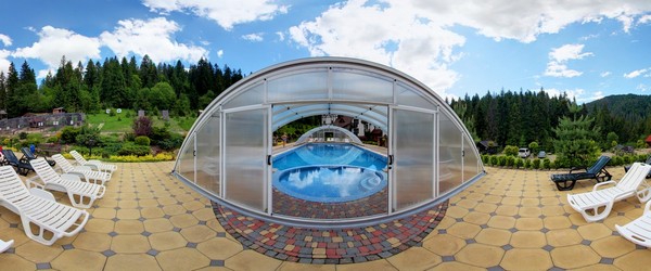 Біля басейну