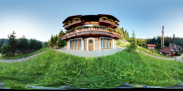 Біля нового котеджу