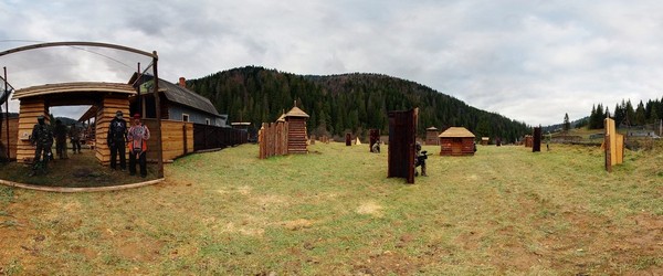 Пейнтбольний майданчик, осінь, після дощу