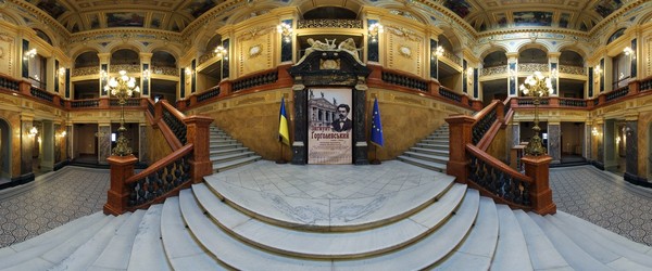 Головне фойє театру