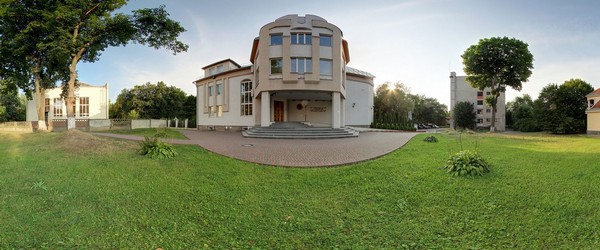 Подвір’я. Центральний вхід, пандус.