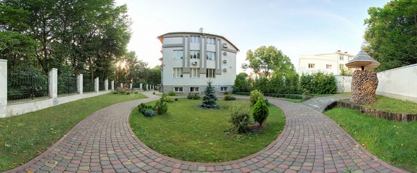 Задній двір