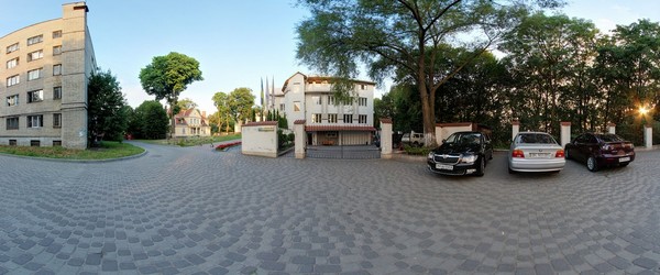 Парковка для пацієнтів, заїзд для персоналу