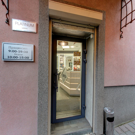 Вход в салон