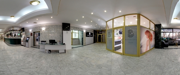 Возле входа у салон