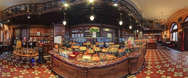 Первый зал, у витрины с кишамы, пирогами и другими солеными лакомствами