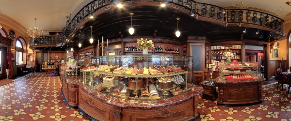 Первый зал, у витрины с тортами, пирожными и другими сладкими вкусностями