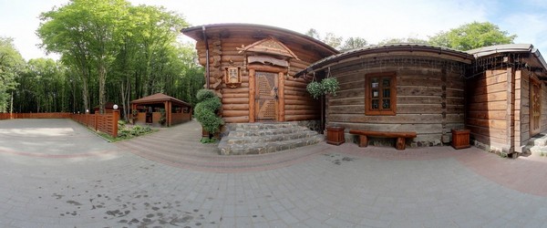 Дворик ресторану, парковка