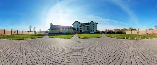 Фасад, подвір’я готелю